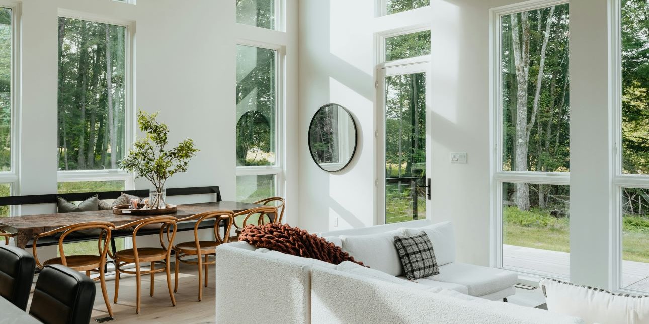 Ηλεκτρικά ρολά στα παράθυρα τέλος: Ποια κομψή τάση τα αντικαθιστά σε όλα τα σπίτια φέτος