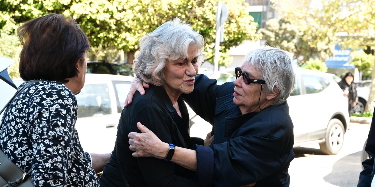 Συντετριμμένη η Θεανώ Φωτίου στην κηδεία του γιου της -Παρόντες Τσίπρας, Κακλαμάνης, στελέχη της Αριστεράς