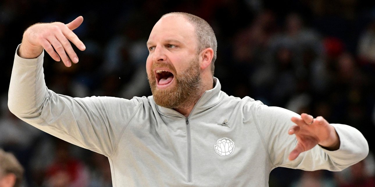 NBA: Ο Τέιλορ Τζένκινς παίζει κλαρινέτο, λατρεύει το μπέιζμπολ και έγινε προπονητής του Γιάννη Αντετοκούνμπο (βίντεο)