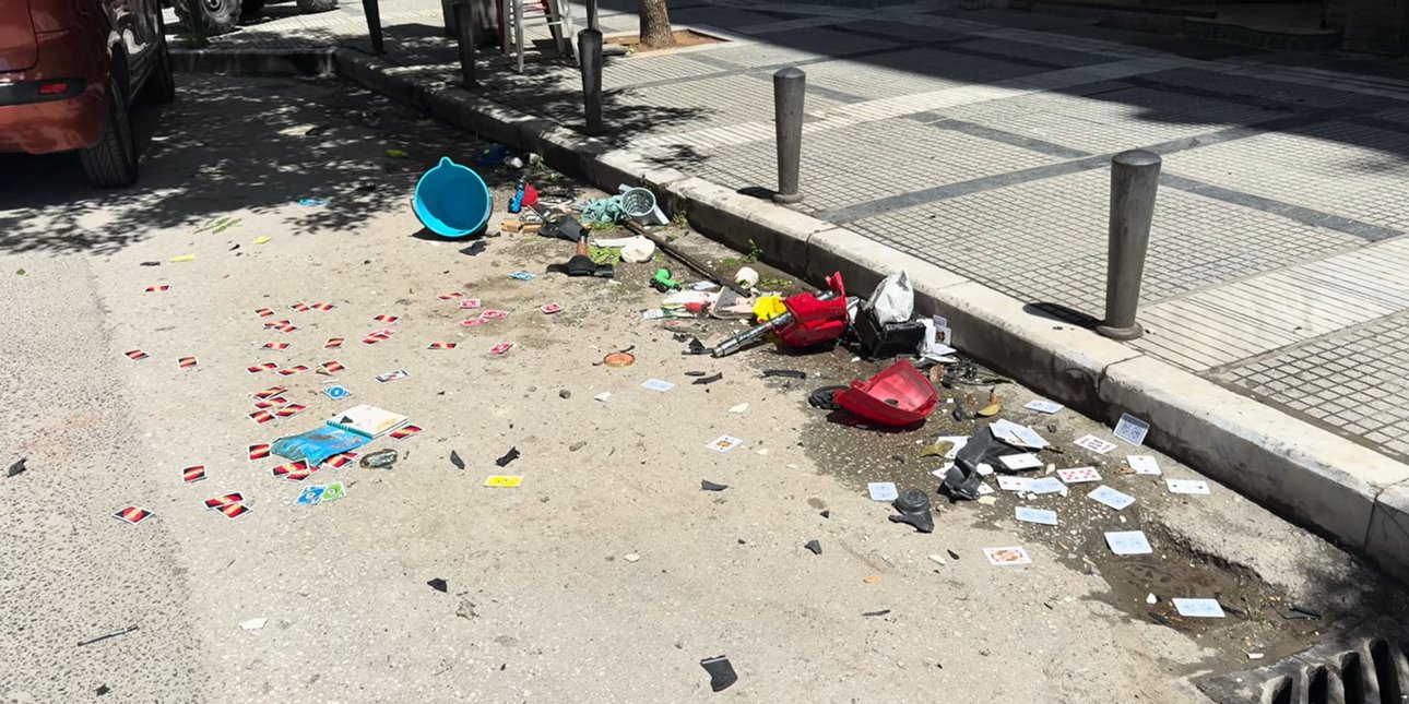 Μερικά από τα πράγματα που πέταξε ο 5χρονος από το μπαλκόνι