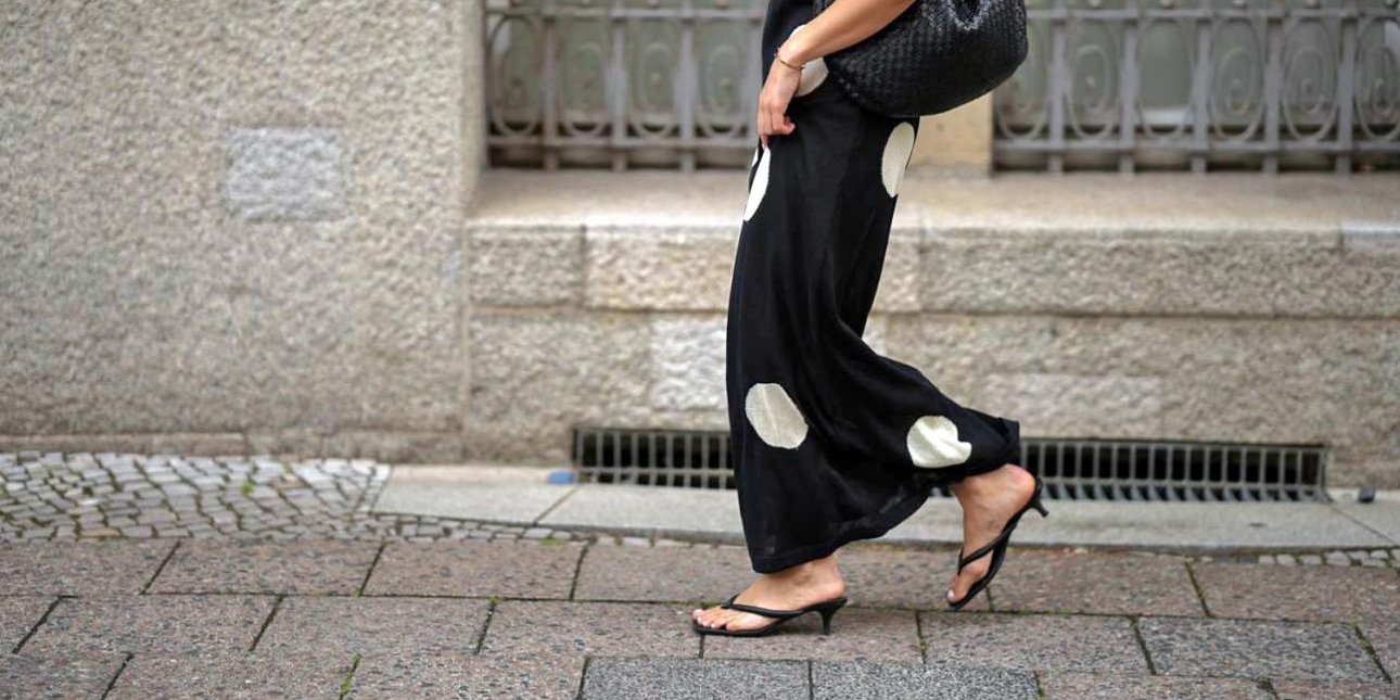 Γόβες και μπαλαρίνες τέλος: Τα παπούτσια της γιαγιάς κάνουν δυναμικό comeback στη μόδα