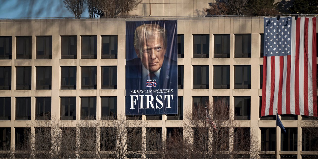 Κινητοποιήσεις στις ΗΠΑ για να βγει το όνομα του Τραμπ από κτίρια και μνημεία - Που έχει βάλει ο Αμερικανός πρόεδρος την υπογραφή του