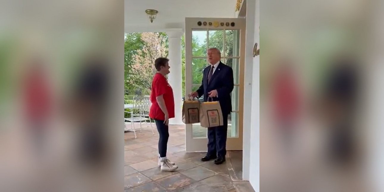 O Tραμπ βγήκε από το Οβάλ Γραφείο για να παραλάβει ντελίβερι -Το μήνυμα πίσω από το νόμο για τα φιλοδωρήματα