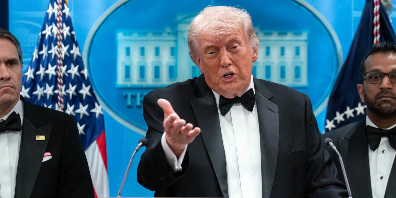 Ο Τραμπ εξηγεί γιατί οι πράκτορες καθυστέρησαν να τον βγάλουν από την αίθουσα: «Ισως έφταιγα λίγο εγώ, ήθελα να δω τι συμβαίνει»