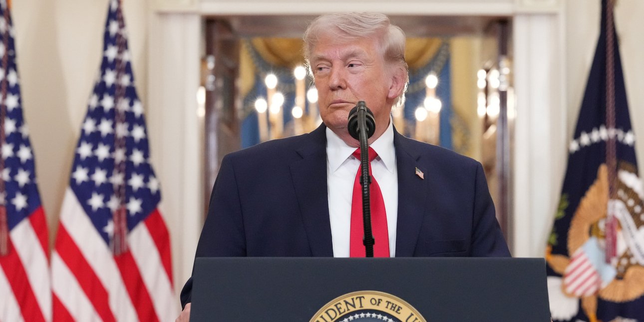 LIVE: Ο Τραμπ προειδοποιεί το Ιράν με «σκληρά χτυπήματα», διεθνής ανησυχία για τα Στενά του Ορμούζ