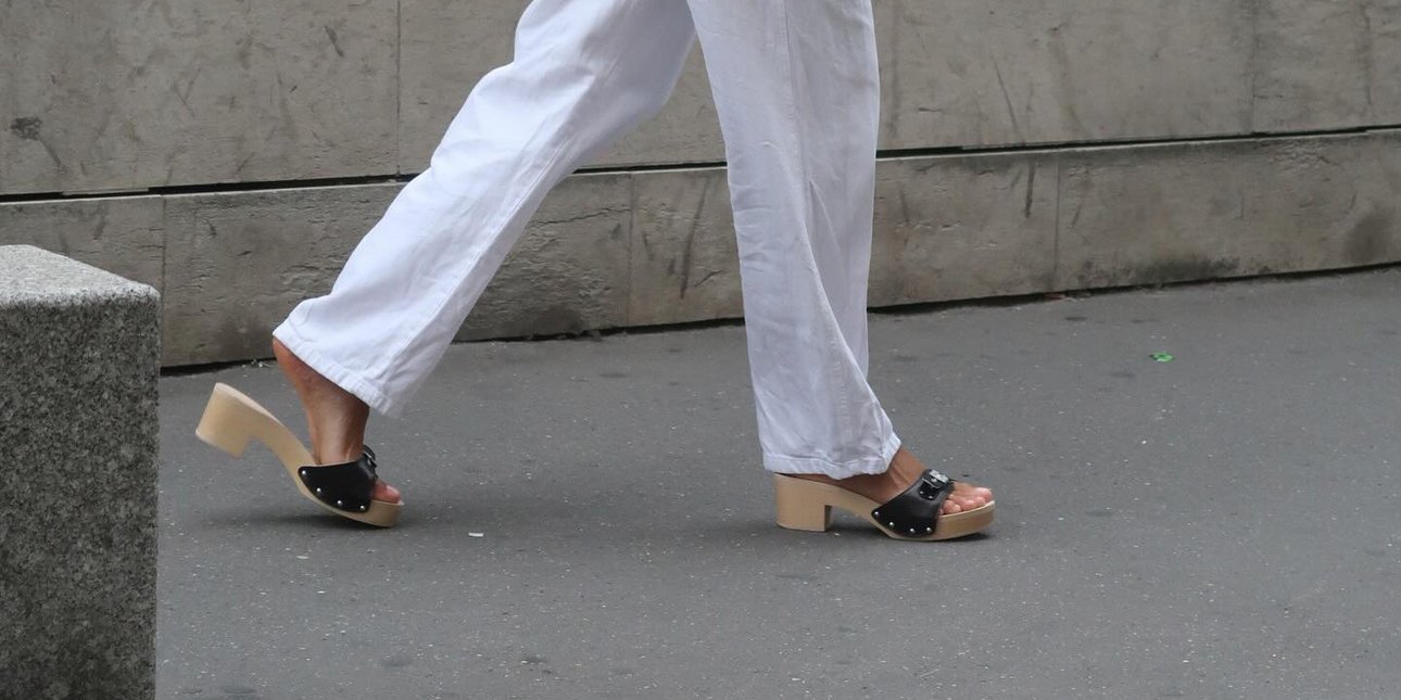 Τέλος οι μπαλαρίνες: Αυτό είναι το παπούτσι της άνοιξης που υπόσχεται καλύτερη στάση σώματος