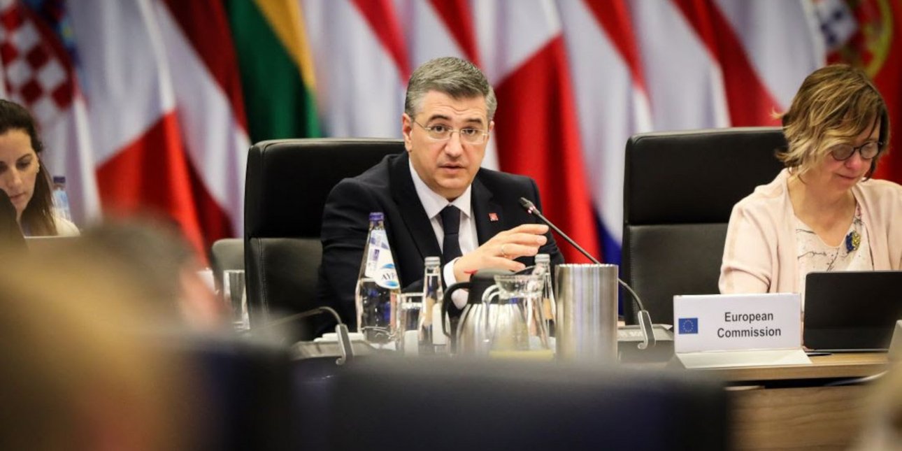 Ο Τζιτζικώστας διαψεύδει την έλλειψη στα καύσιμα των αεροσκαφών: «Η ΕΕ διαθέτει επαρκή ποσότητα»