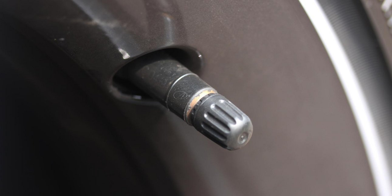 Ελαστικά αυτοκινήτου -Γιατί πρέπει να χρησιμοποιούμε μαύρα καπάκια στις βαλβίδες του αέρα;