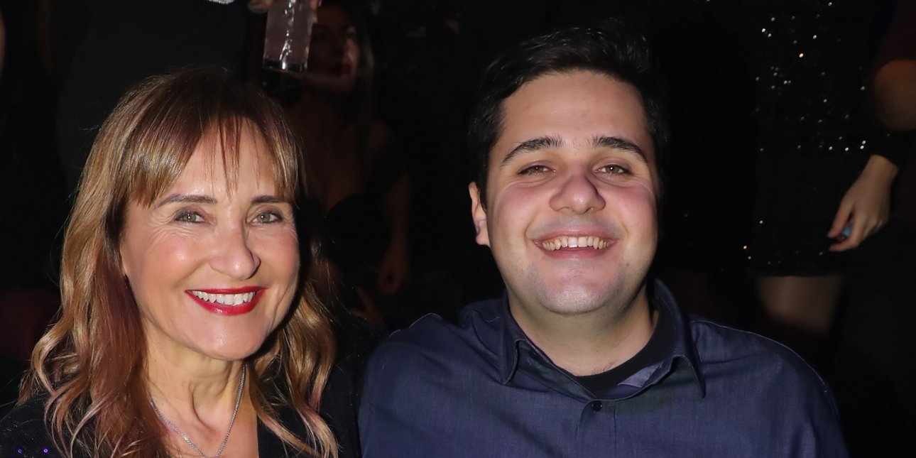 Η Μάρα Ζαχαρέα σε χαλαρή βόλτα με τον γιο της, Βασίλη [εικόνα]