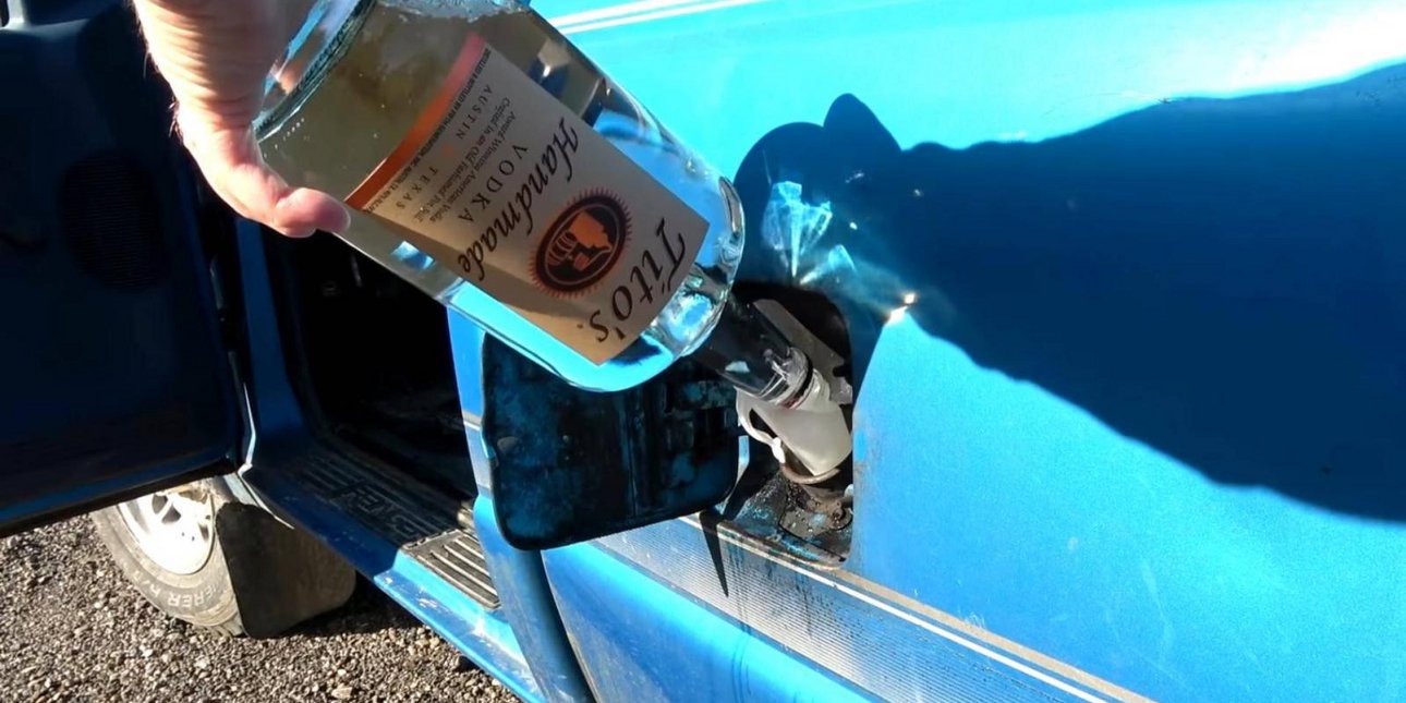 Γιατί οι μηχανικοί ρίχνουν αλκοόλ στο ρεζερβουάρ του αυτοκινήτου -To κόλπο που έγινε viral