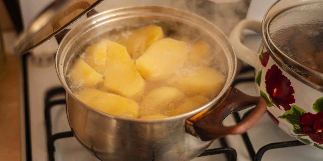 Γιατί το νερό από το βράσιμο της πατάτας μπορεί να αναζωογονήσει το σπίτι και τον κήπο σας