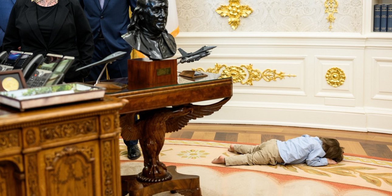 Πιτσιρικάς 2 ετών έκλεψε την παράσταση στο Οβάλ Γραφείο – Ο Τραμπ μιλούσε και ο μικρός κυλιόταν στο χαλί [βίντεο, φωτογραφίες]