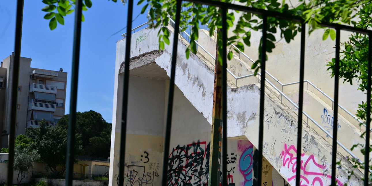 Νοσηλεύεται σε σοβαρή κατάσταση η 13χρονη που έπεσε από μπαλκόνι σχολείου στο Χαϊδάρι -Κρίσιμα τα τρία πρώτα 24ωρα