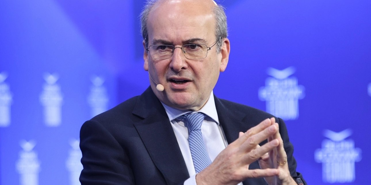 Χατζηδάκης στο Φόρουμ των Δελφών: «Όχι» στην οριζόντια μείωση του ΦΠΑ, η κυβέρνηση εφαρμόζει μέτρα για τους καταναλωτές