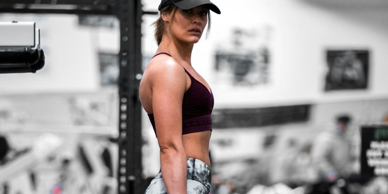 Ξεχάστε τα βάρη μετά τα 55: Οι 4 πρωινές ασκήσεις που δυναμώνουν τα χέρια πιο γρήγορα