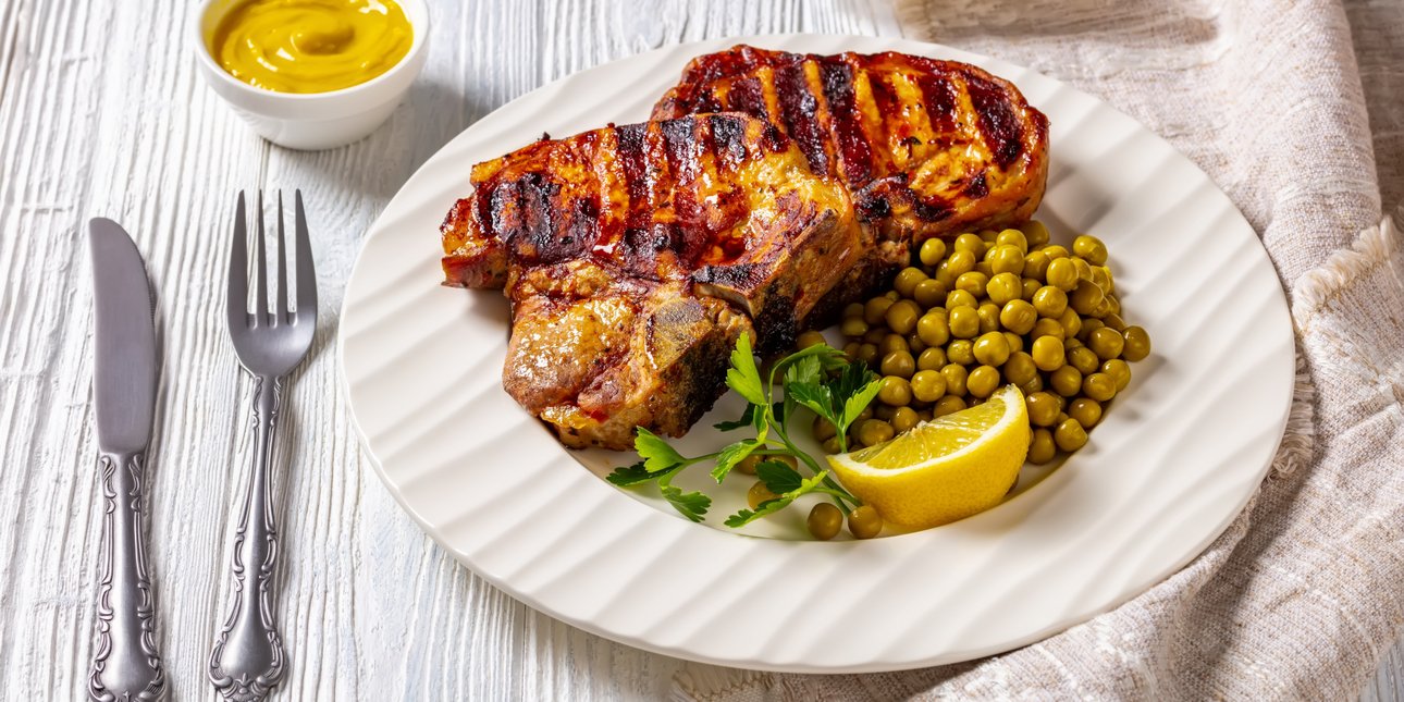 Συνταγή για χοιρινές μπριζόλες με σάλτσα μουστάρδας και αρακά -Έτοιμες σε 20’