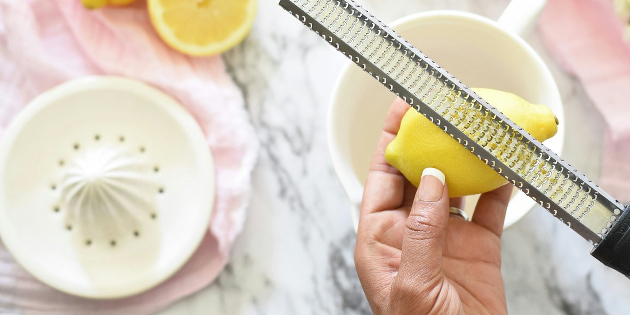 Πώς παίρνουμε σωστά το ξύσμα από τα εσπεριδοειδή