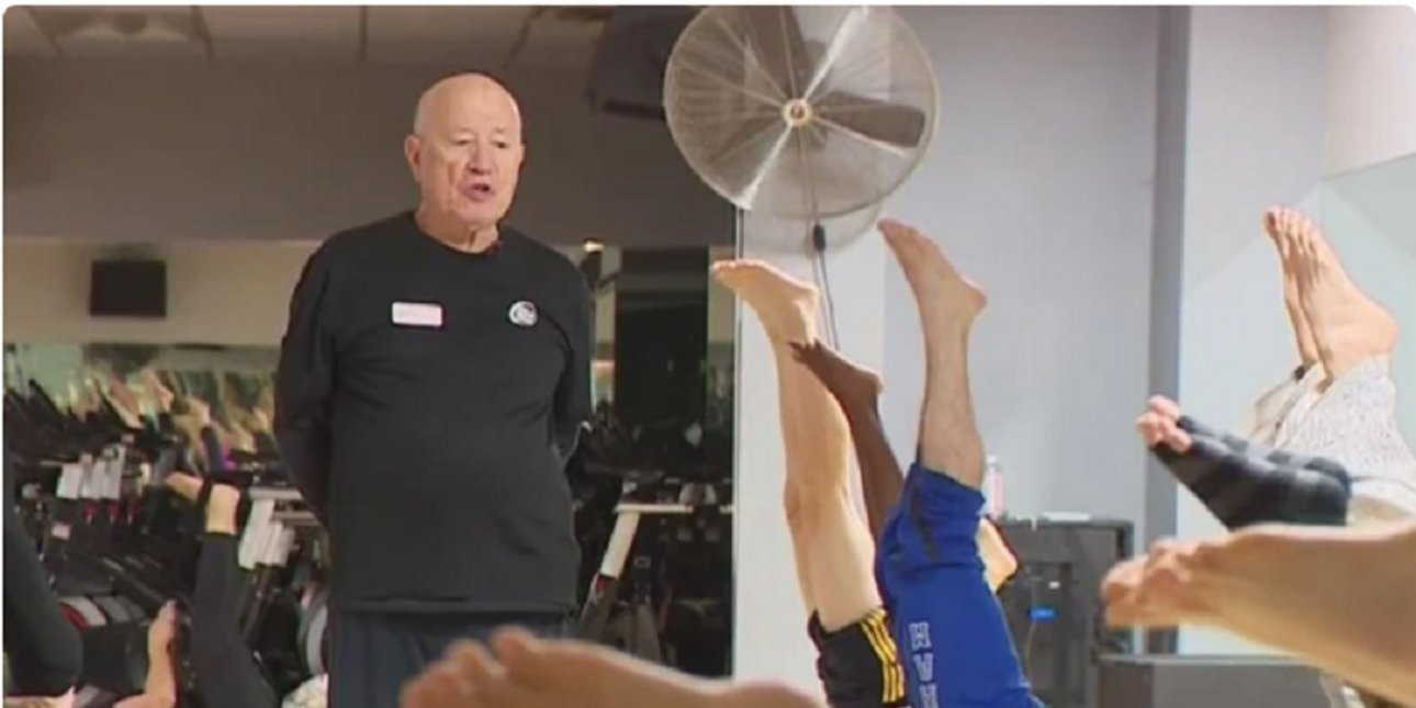 Κανείς δεν πιστεύει ότι είναι 93 ετών: Ο δάσκαλος γιόγκα που δεν σταματά