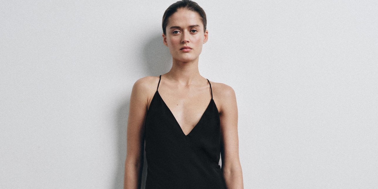 Το φόρεμα από τα Zara που κοστίζει 20 ευρώ και βγαίνει σε δύο χρώματα -Κομψό και άνετο, πάει με όλα