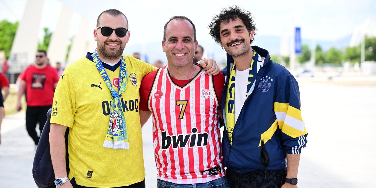 Euroleague Final Four: Το πρόβλημα με τα εισιτήρια των οπαδών της Φενέρ και οι αγκαλιές με τους οπαδούς του Ολυμπιακού (Εικόνες)