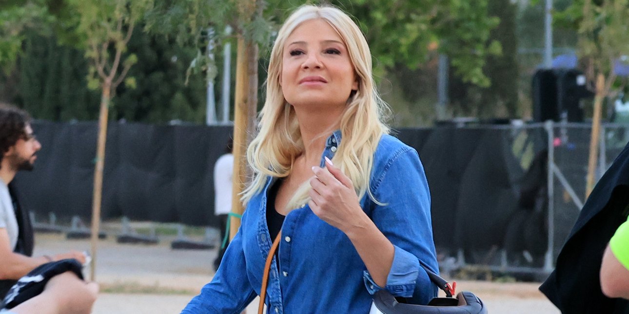 Denim on denim: Η Φαίη Σκορδά πήγε στους Metallica με το απόλυτο ανοιξιάτικο look