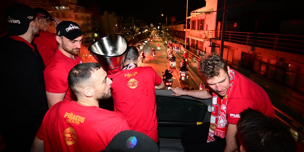 Ολυμπιακός: Θρυλικές εικόνες πάνω από το πούλμαν των πρωταθλητών Ευρώπης [εικόνες]