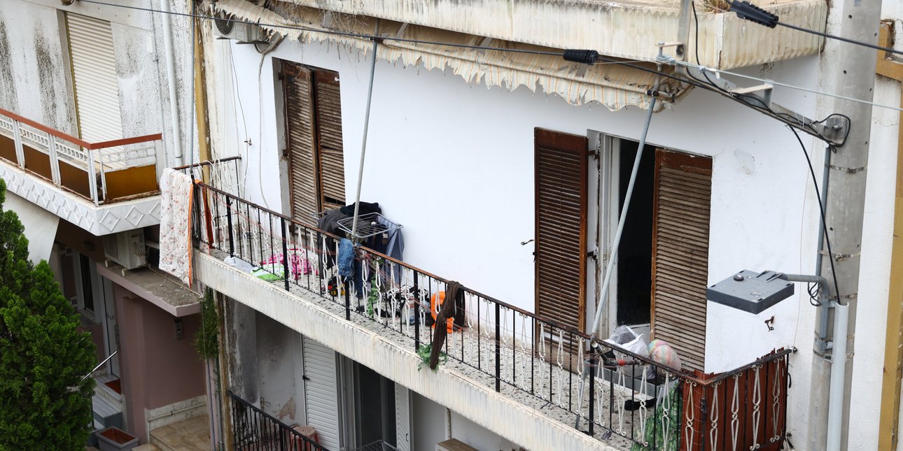 Μούχλα, σκουπίδια και βρώμα: Νέες φωτό από το σπίτι στους Αγίους Αναργύρους, τι υποστήριξαν οι γονείς των τριών παιδιών