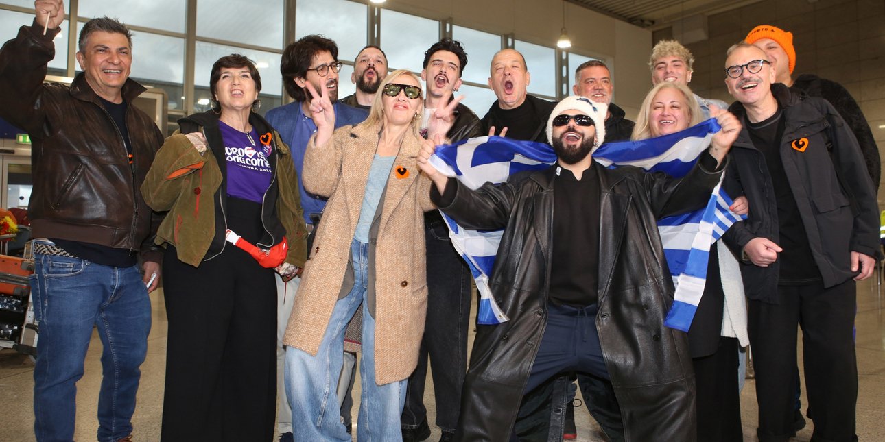Eurovision 2026: Αναχώρησε η ελληνική αποστολή, με την ελληνική σημαία αγκαλιά ο Akylas, «δεν έχω καθόλου άγχος» λέει