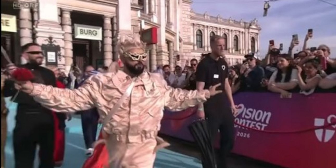 Eurovision: Η εντυπωσιακή εμφάνιση που έκανε ο Akylas στο τιρκουάζ χαλί [βίντεο]