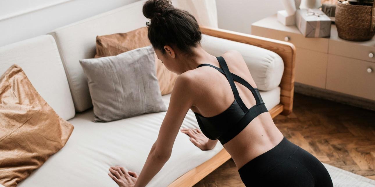 Fitness στον καναπέ: 5 απλές ασκήσεις που γυμνάζουν όλο το σώμα -Στο σπίτι, χωρίς εξοπλισμό