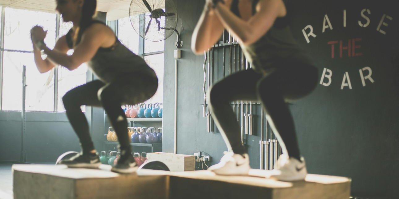 Κάνετε squats αλλά δεν βλέπετε αποτέλεσμα στους γλουτούς; Αυτό είναι το πιο συχνό λάθος