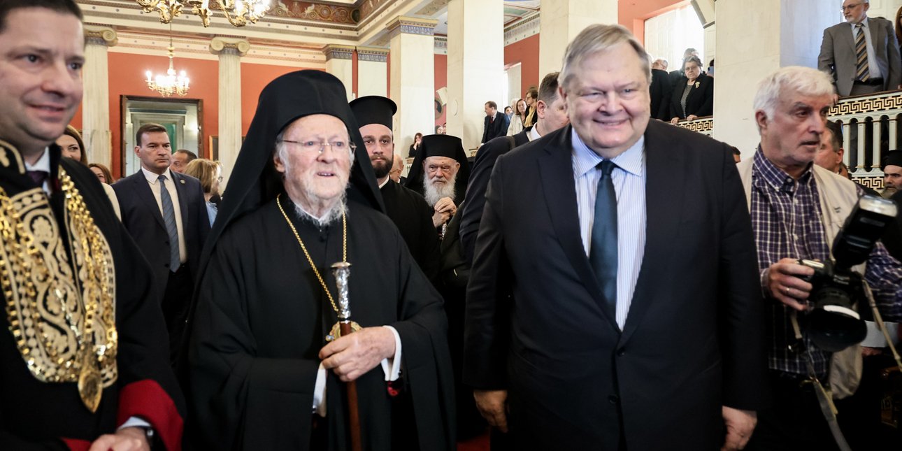 Παρουσία του Οικουμενικού Πατριάρχη Βαρθολομαίου η αναγόρευση του Ευ. Βενιζέλου σε επίτιμο διδάκτορα του ΕΚΠΑ [εικόνες]