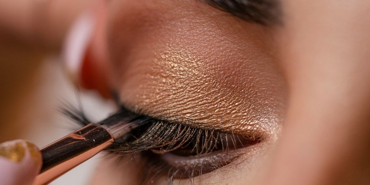 Αυτό είναι το trick με το eyeliner που κάνει τα μάτια να δείχνουν μεγαλύτερα