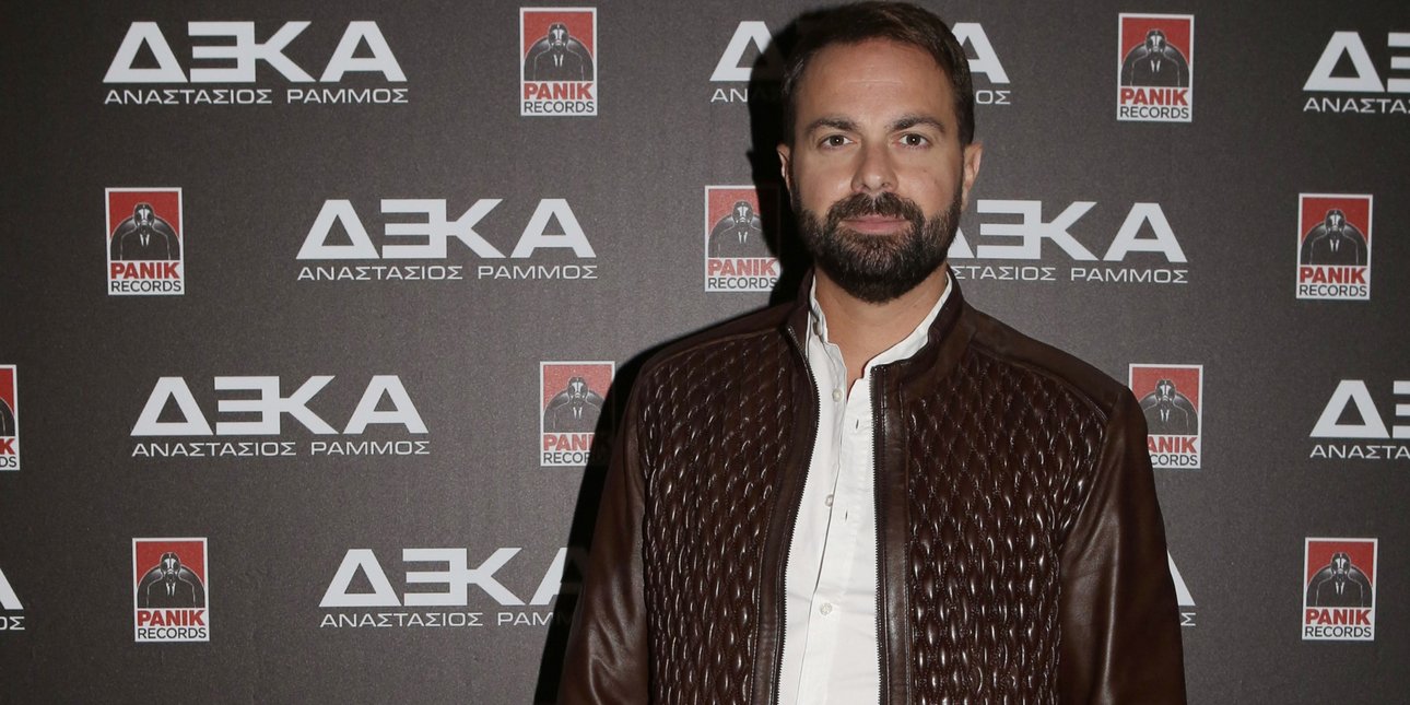 Ο Ηλίας Βρεττός για το αληθινό επώνυμό του: «Έχει λίγο “Καρά” και λίγο “Βασίλη”… Δεν είχα άλλη επιλογή»
