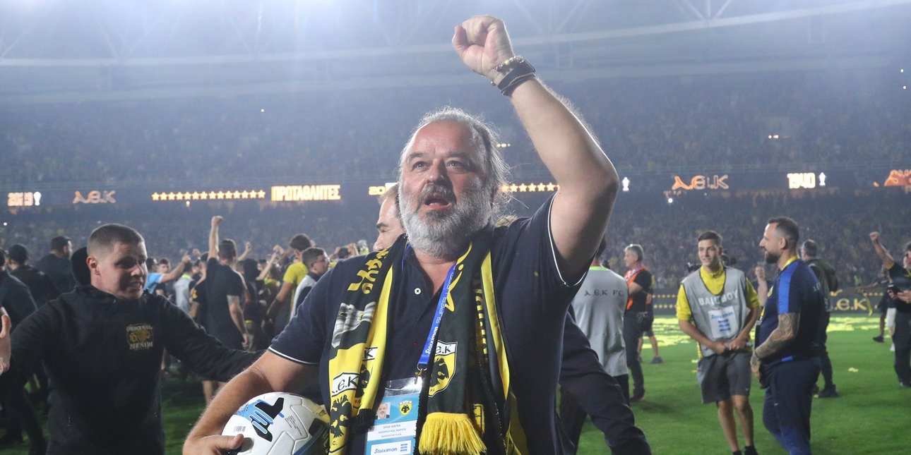 Ξετρελάθηκε με το πρωτάθλημα της ΑΕΚ ο Μάριος Ηλιόπουλος -Έκανε τον γύρο του θριάμβου με την μπάλα του αγώνα [εικόνες & βίντεο]