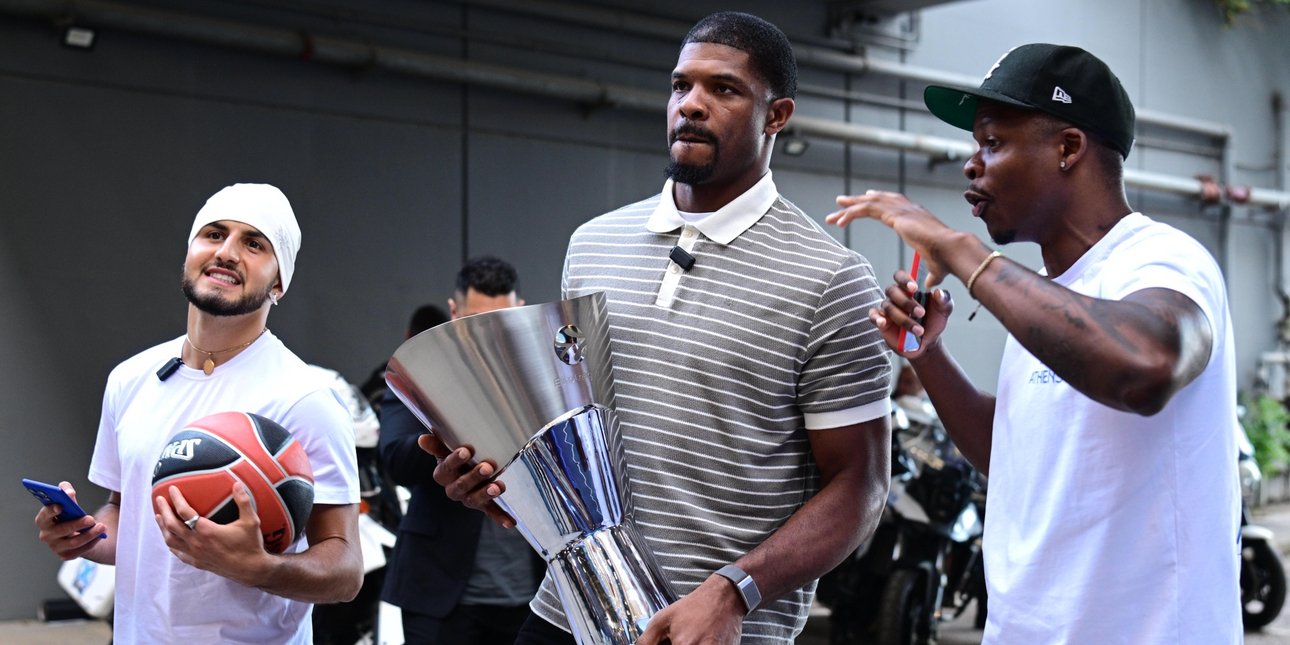 Euroleague Final Four 2026: Έφτασε στο «Telekom Center Athens»... δια χειρός Κάιλ Χάινς το βαρύτιμο τρόπαιο [εικόνες]
