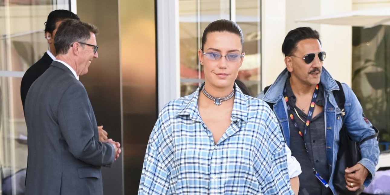 Το καρό πουκάμισο επιστρέφει δυναμικά και η Αντέλ Εξαρχόπουλος το φορά με τον πιο σύγχρονο τρόπο