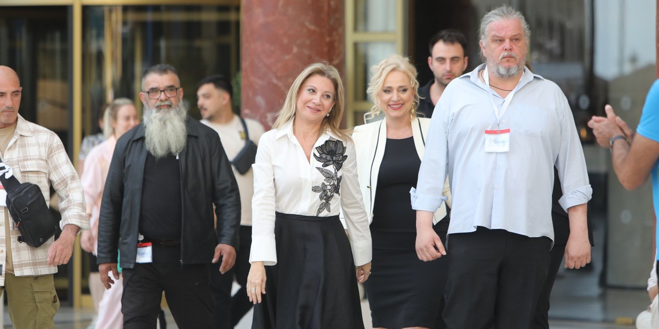 Μαρία Καρυστιανού: Με φόρεμα του Βασίλη Ζούλια με μαύρο τριαντάφυλλο στην παρουσίαση του κόμματός της