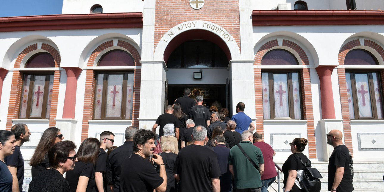 Σε κλίμα οδύνης το τελευταίο αντίο στον Παρασκευά Άντζα -Συγγενείς, φίλοι και πρώην συμπαίκτες στην κηδεία του [εικόνες]