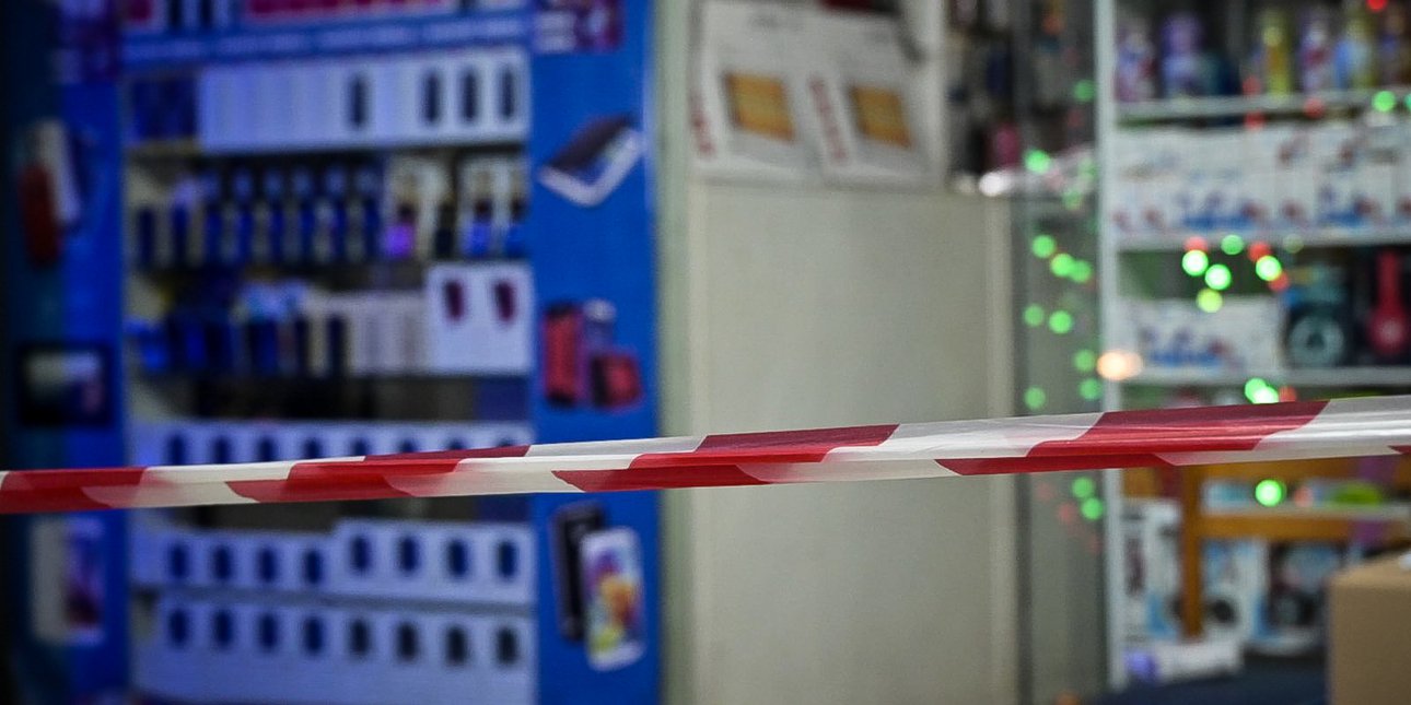 Κορδέλα έξω από το κατάστημα όπου έπεσαν οι πυροβολισμοί στην Πατησίων