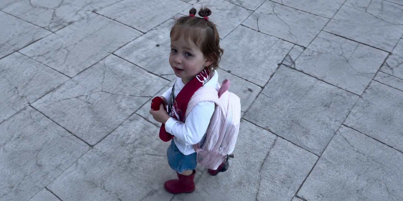 Ολυμπιακός: Η αξιολάτρευτη κόρη του Άλεκ Πίτερς έφυγε από το T-Center τραγουδώντας το σύνθημα για τον μπαμπά της [βίντεο]
