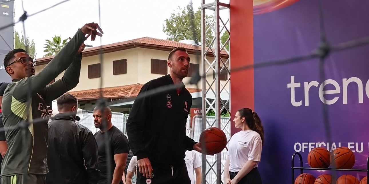 Final Four: Η «μάχη» του Μιλουτίνοφ με τον Μαλεντόν με σουτάκια στη fan zone [βίντεο]