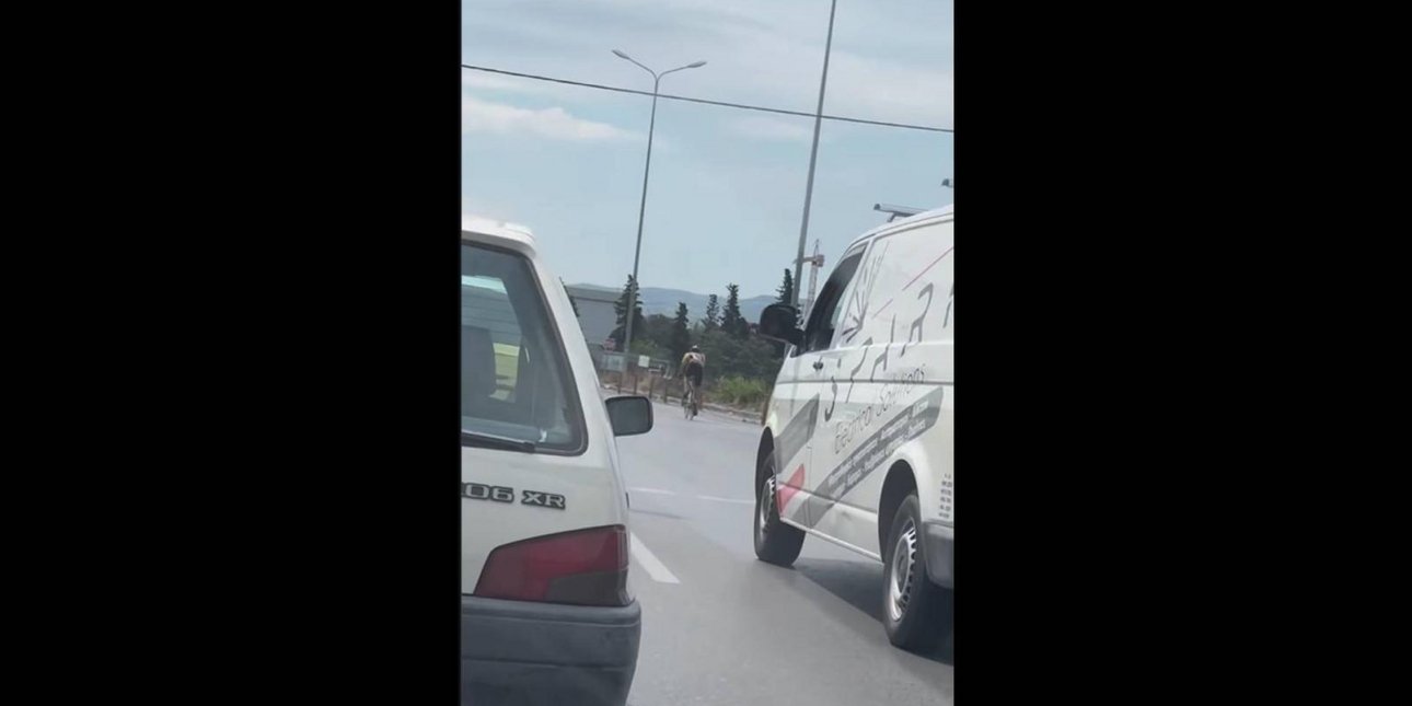 Ποδηλάτης στην Ελλάδα ξεσήκωσε το Διαδίκτυο -Η κίνηση που προκαλεί οργή