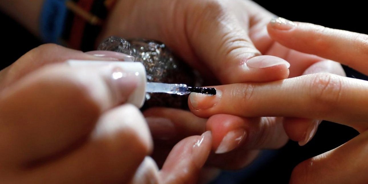 Αν κάνετε συχνά gel, ακρυλικό και ημιμόνιμο στα νύχια, χρειάζεστε αυτό το βερνίκι για να είναι υγιή και δυνατά