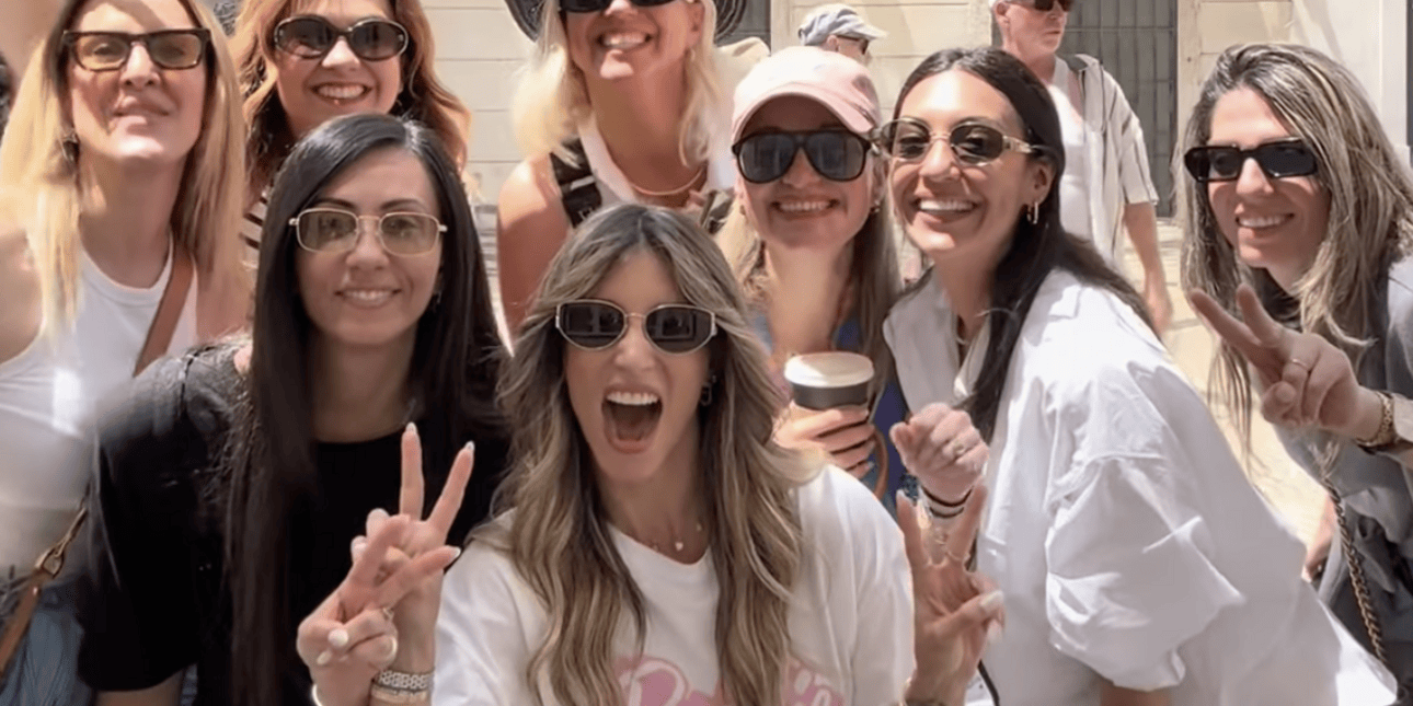 Ετσι περνά στο bachelorette ταξίδι με τις (διάσημες) κολλητές της στο εξωτερικό η Αθηνά Οικονομάκου