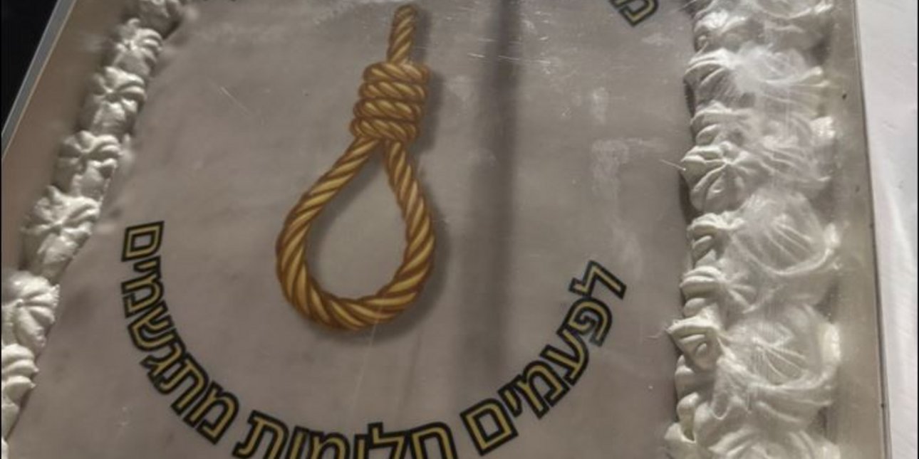 Η σύζυγος του υπουργού Εθνικής Ασφάλειας του πήρε τούρτα με.. θηλιά για τα γενέθλιά του [βίντεο]