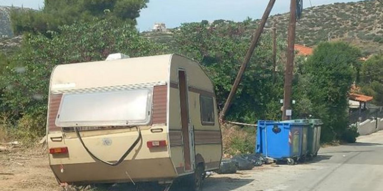Aυτοσχέδια χωματερή: Πέταξαν τροχόσπιτο δίπλα στους κάδους σκουπιδιών στο Πόρτο Ράφτη