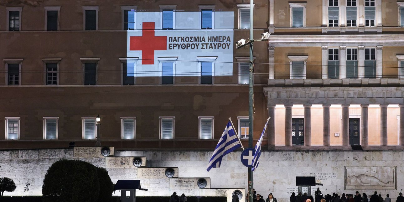 Η Βουλή των Ελλήνων φωταγωγείται για την Παγκόσμια Ημέρα Ερυθρού Σταυρού και Ερυθράς Ημισελήνου