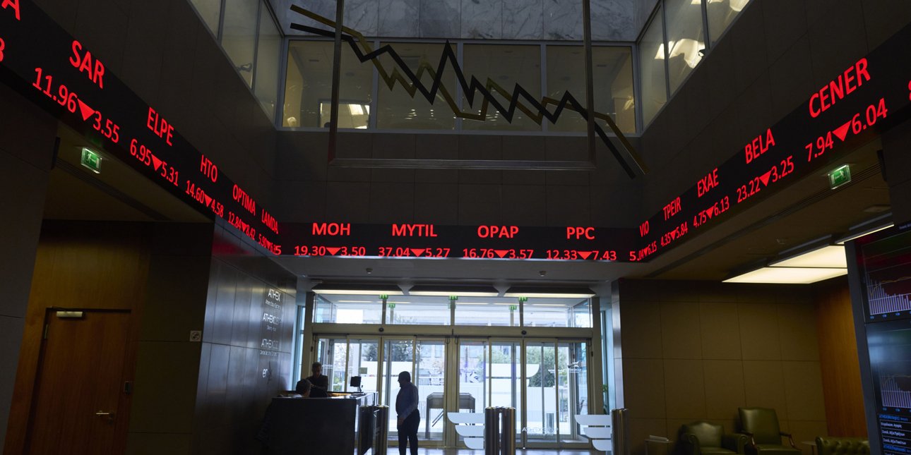 Πτωτικά έκλεισε η συνεδρίαση στο Χρηματιστήριο Αθηνών με πιέσεις στις τραπεζικές μετοχές