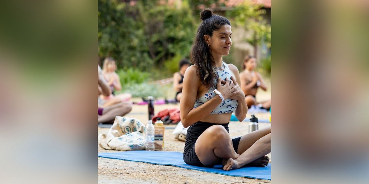 Techno Yoga στην Αθήνα: Μια καθηλωτική εμπειρία ευεξίας με ρυθμούς ηλεκτρονικής μουσικής